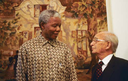 Nelson Mandela talks with Percy Yutar. Pretoria, South Africa. November 1, 1995. (Louise Gubb / Corbis Saba)