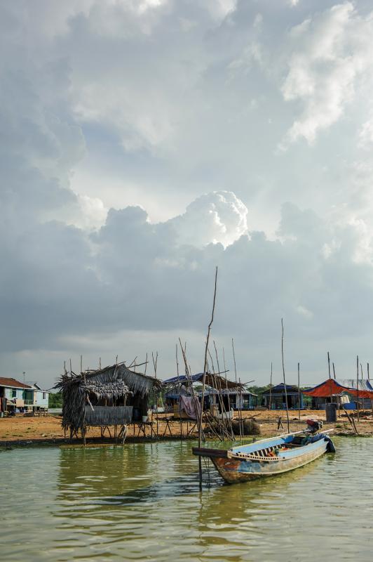 The floating village of Akol, anchored to a sandbar for the dry season. (Luc Forsyth/Ruom) 