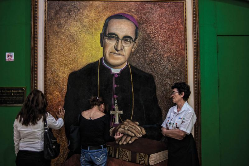A painting of martyr Oscar Arnulfo Romero, Metropolitan Cathedral, 2015. By Juan Carlos.