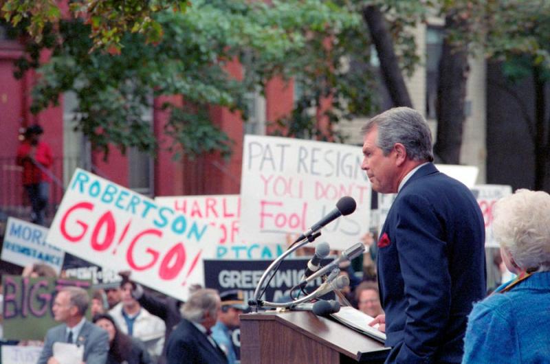 Pat Robertson announces his candidacy for the Republican presidential nomination on October 1, 1987. Supporters and hecklers attended (Ezio Petersen / Bettmann / Corbis).