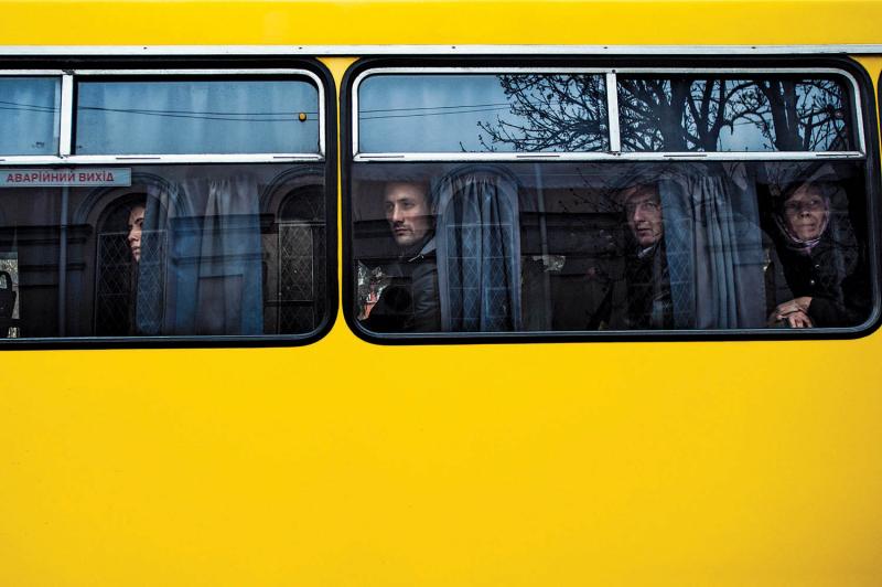 Bus passengers watching a peaceful pro-Ukrainian rally in front of the parliament building, with Cossacks (not pictured) standing guard. March 8, 2014.