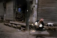 Lahore: Wandering laborer prepares a smoke.