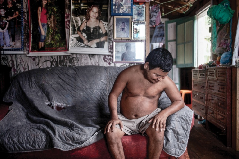 Ezekuel Tecera Lopes, thirty-three and disabled, lives at home with his mother, Maria, who has been a balseira for fifteen years. “God willing,” she says, “one day I’m going to get out.” 