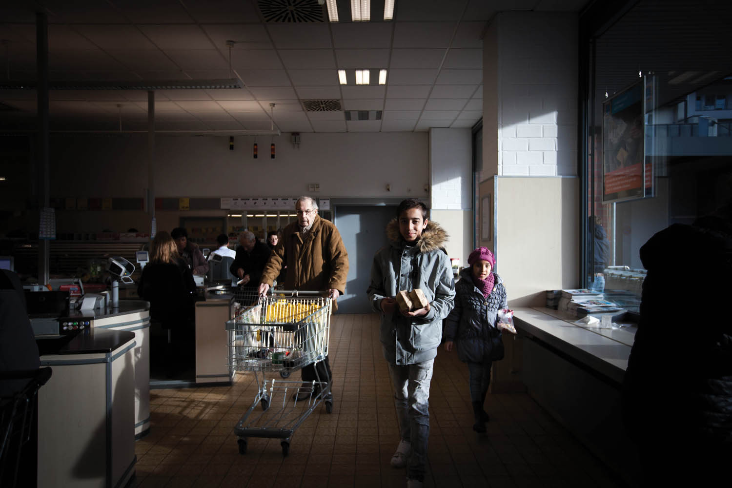 Milad and Mahya at the Aldi Süd discount supermarket in Düsseldorf. The Ahkabyars often shop as far as forty minutes away in order to save money on produce. Photo by Diàna Markosian.