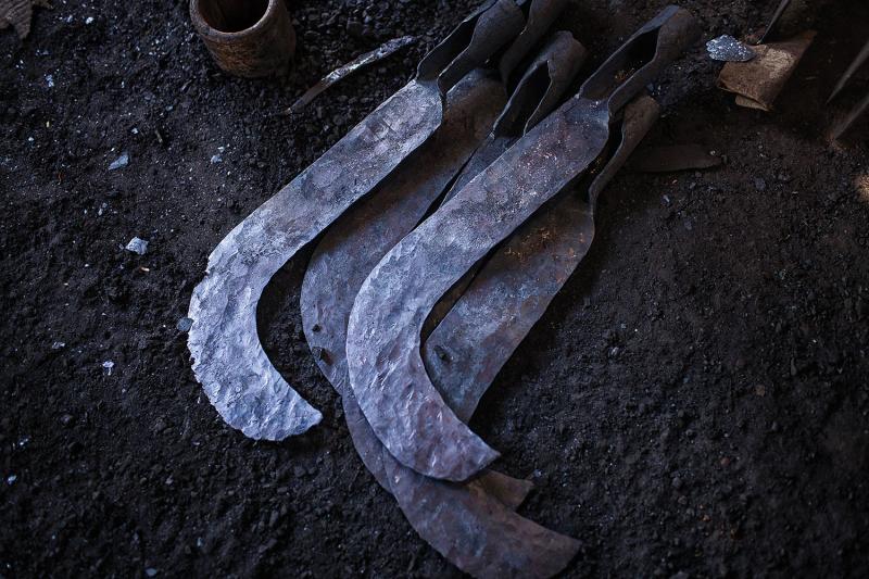 Sickles made by blacksmiths in Potengi.