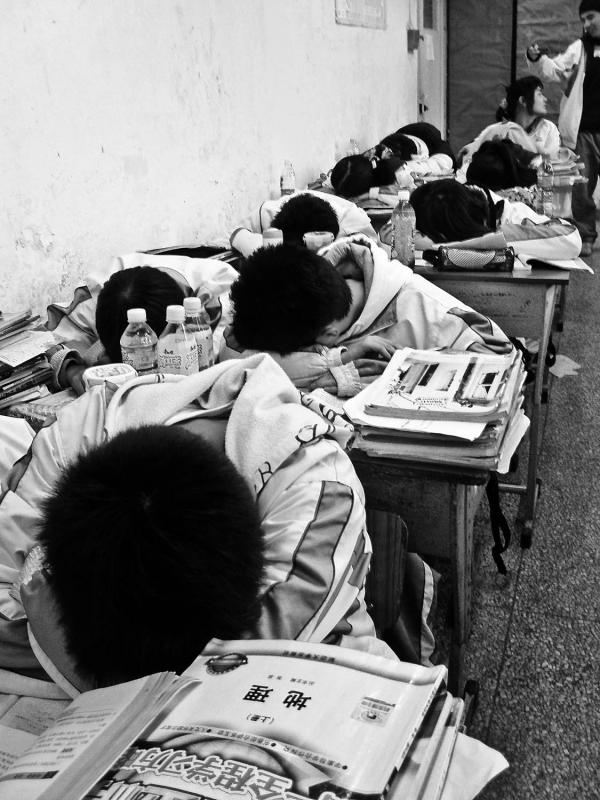 A break between classes. From Yuyang Liu's "Home of Youth."